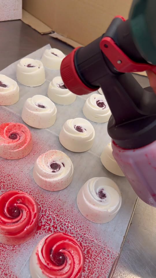 Décoration de pâtisseries à la main