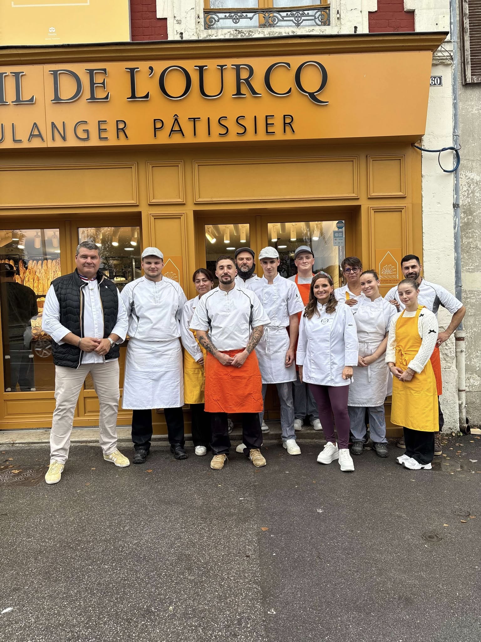 Le Fournil de l’Ourcq devant sa façade avec l’équipe et les animateurs M6